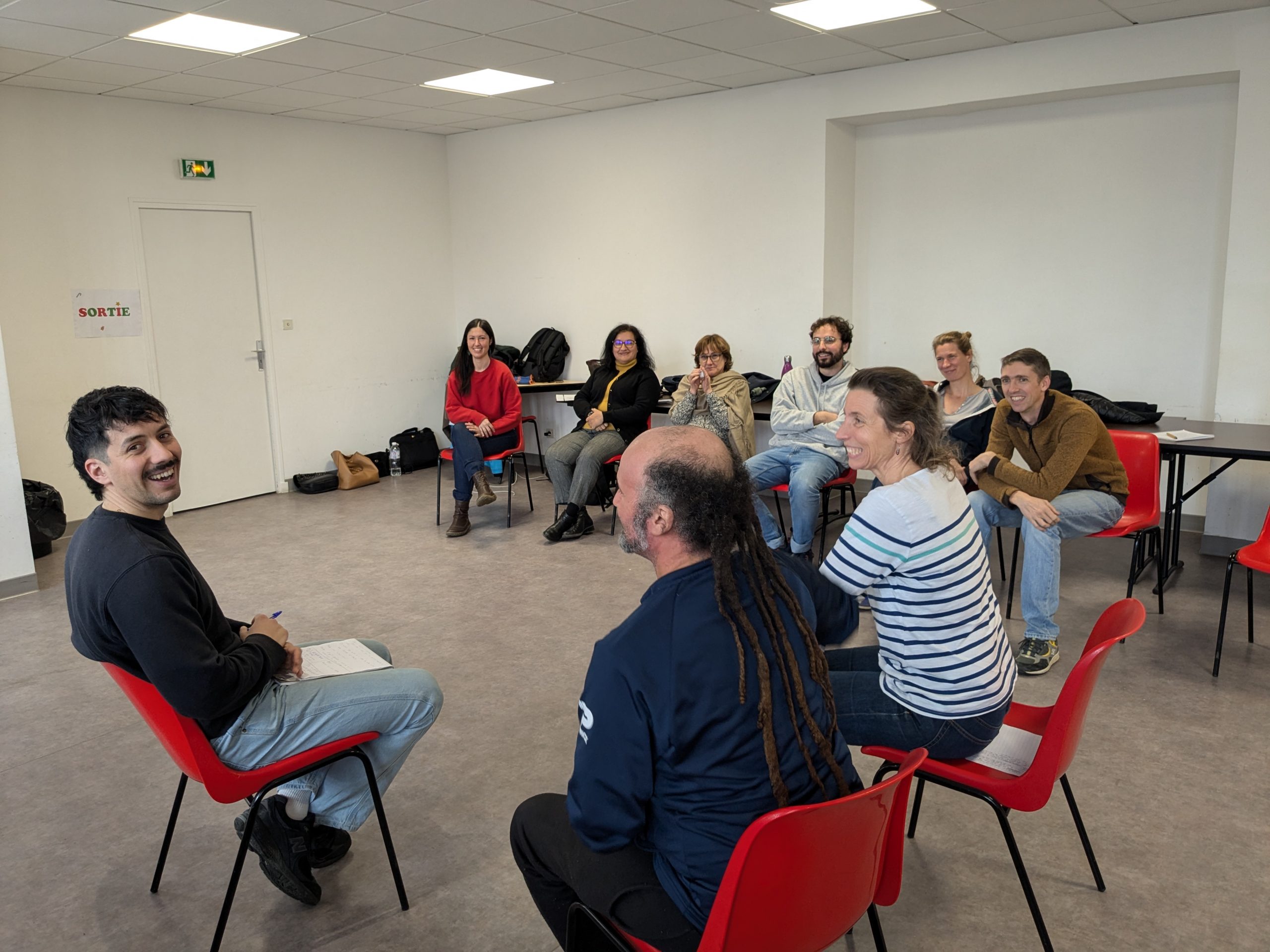 Distinguer les faits des opinions